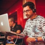 DJ im Red Room in Wien steht vor einer DJ-Anlage