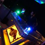 DJ Pult von Red Bull bei Nacht beleuchtet