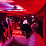 DJ Gilano legt im Red Room auf, im Hintergrund die tanzende Menge