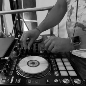 DJ-Pult mit Händen