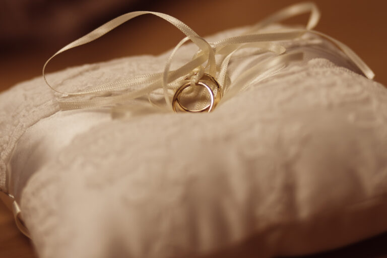 Zwei Eheringe auf eine weißen Ringpolster